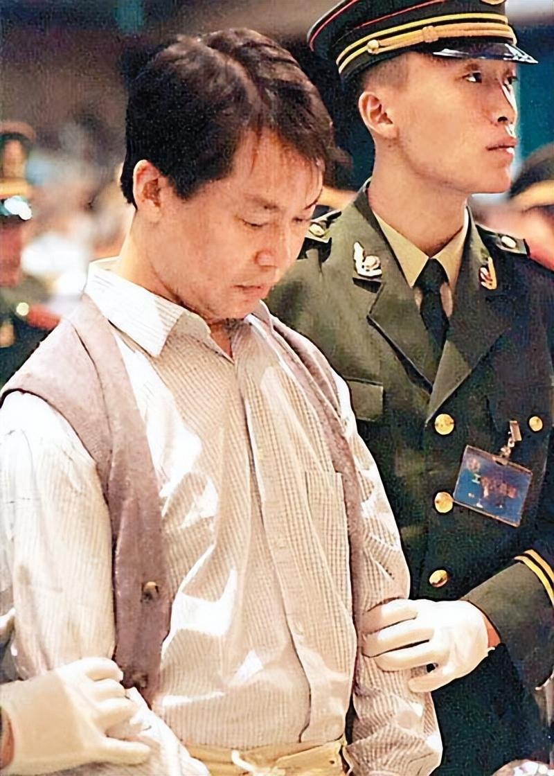 回顾世纪贼王43岁被枪毙死后银行账户被打开数字高达20亿