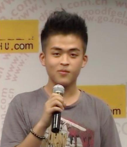 王志飞儿子王也:父母离婚内心有恨,在泪水中与再婚父亲和解