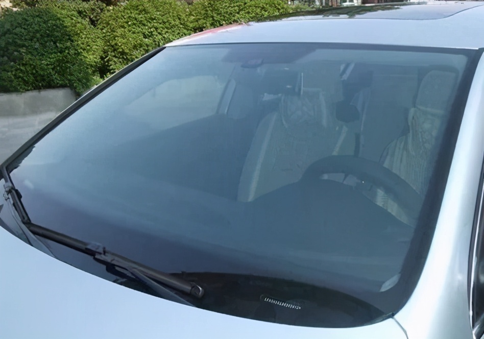 汽车前挡玻璃油膜太难清除,推荐5种方法,省时省钱省力,任意选择!