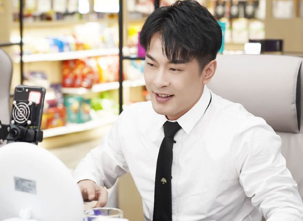 辛巴透露自己公司有220名星探,在全网招收主播,面试就给1万元