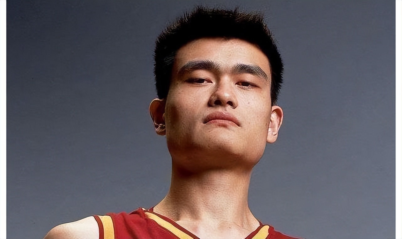 43岁姚明生活照曝光,体重已超350斤,身高超过两个成年人