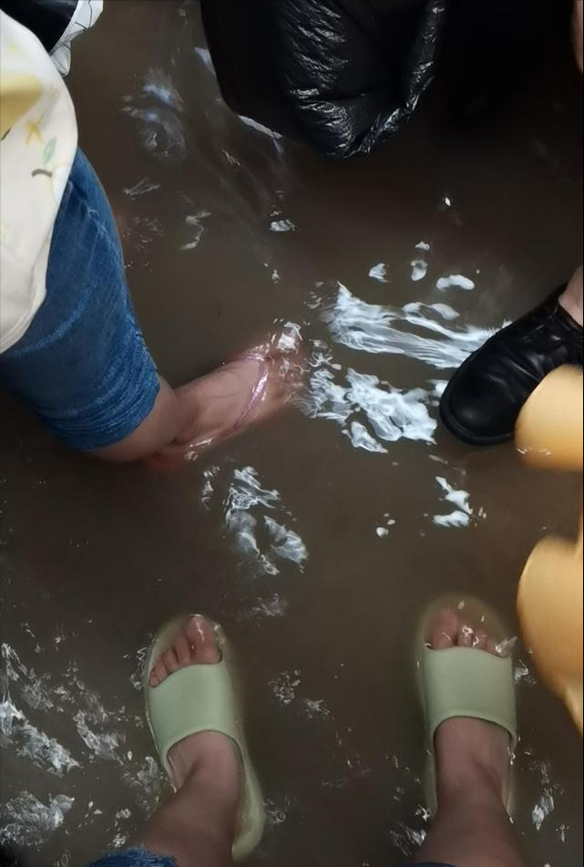 回顾河南暴雨妻子被困地铁,何勇攀赤足10公里救妻,用行动诠释爱