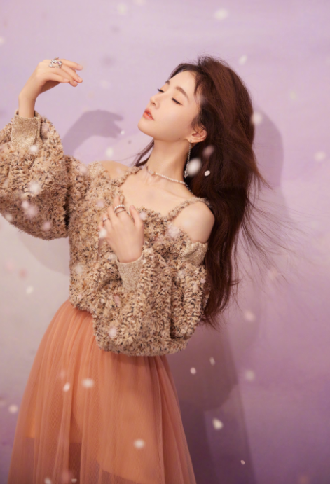 巴蜀明星齐聚川渝春晚,张杰冯提莫等登台献唱,运用新舞台技术