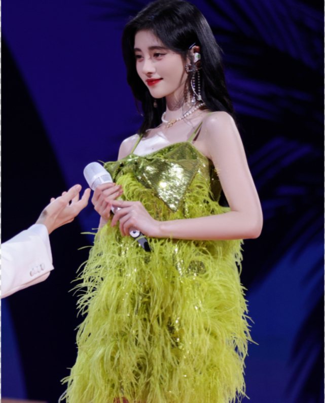 鞠婧祎又曝光一舞台小心机,全身涂满高光粉,旁边米卡眼睛都直了