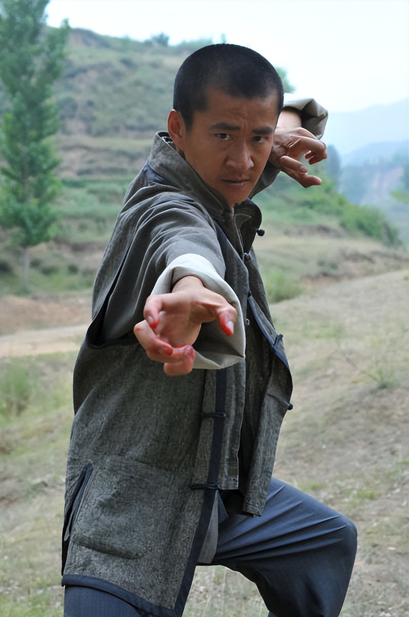 知名戏骨李嘉明回农村老家,雇演员接机拍段子,演技被赞接地气