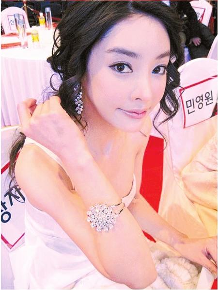 张紫研:从富豪女孩到娱乐圈的坎坷人生,血书曝光揭露公司内幕!