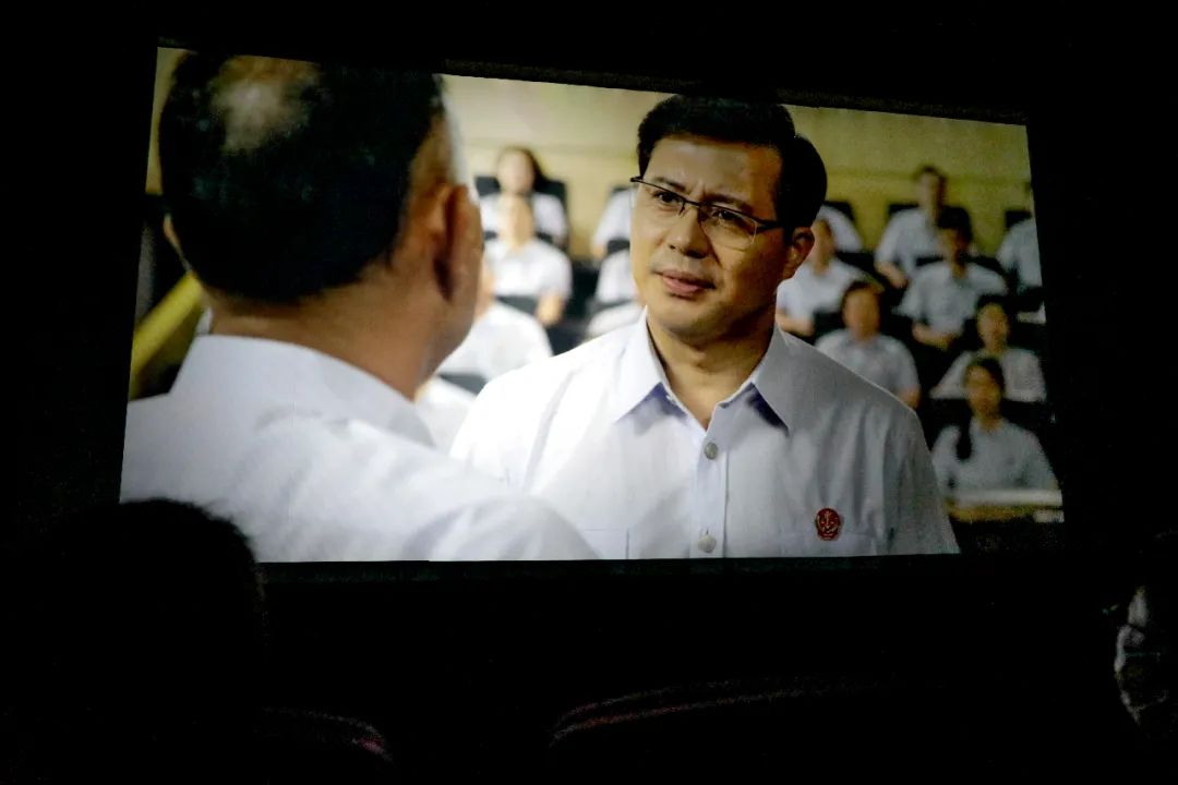 致敬英模——荣成法院组织收看电影《邹碧华》