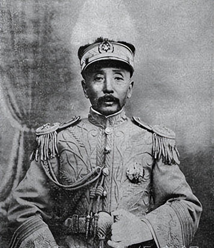从张景惠摆摊卖豆腐时两个人就认识了,后来张景惠做了土匪,两个人的