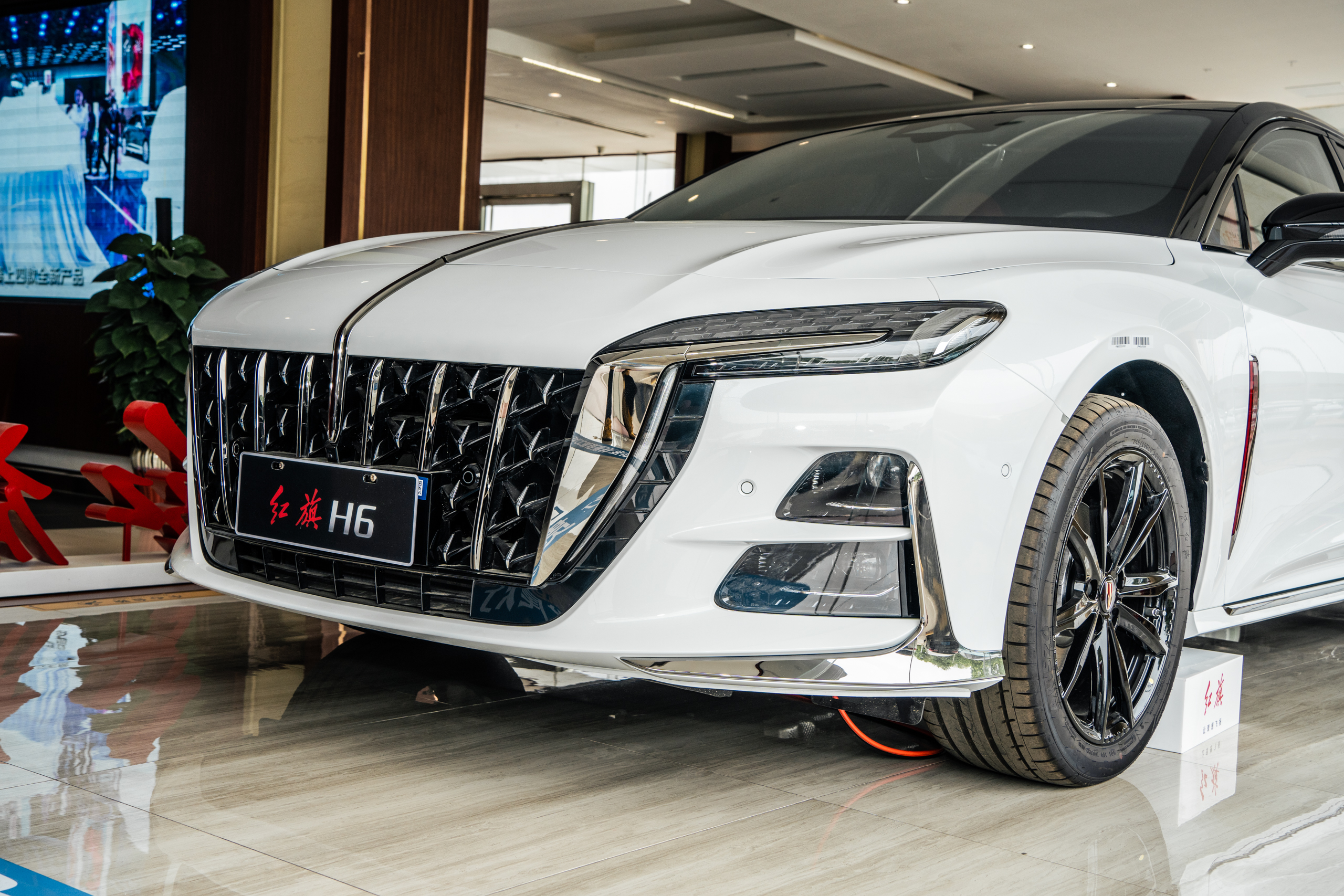 全新红旗h6实车现身,外观设计运动,内饰豪华,有望4月正式上市