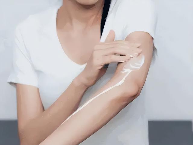 女生涂身体乳有作用吗?看完差距后,你还觉得涂身体乳没用吗?
