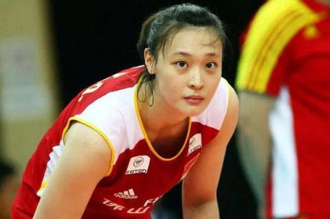 惠若琪产女后首登杂志  手抓排球霸气吸睛