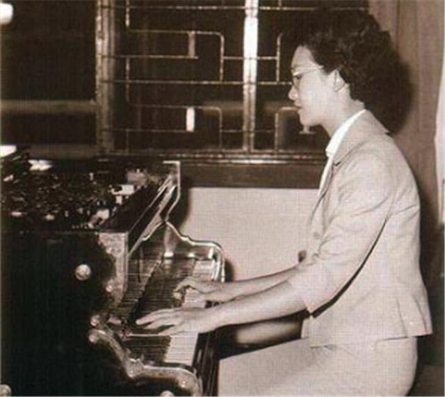 "钢琴诗人"顾圣婴:18岁响彻乐坛,30岁与母亲,弟弟一起自杀