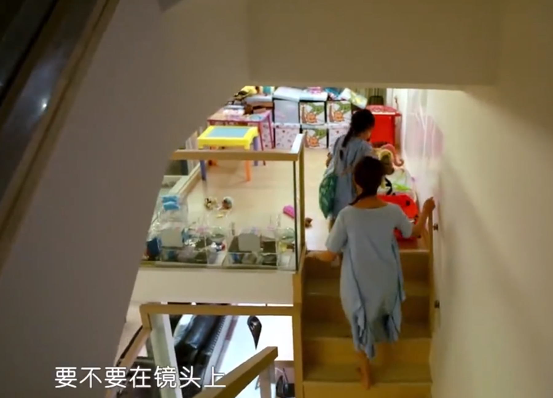 香港房价有多"疯狂"?蔡少芬一家5口挤90平米房子,却算豪宅了