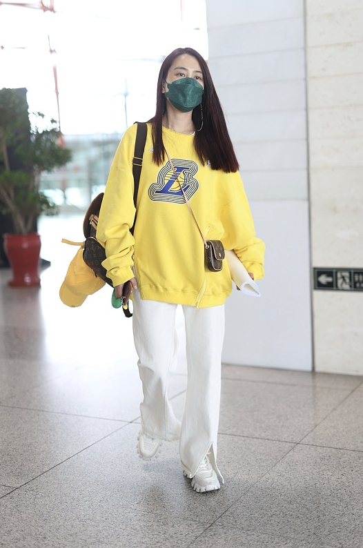 马苏又穿火了"卫衣",黄色卫衣搭配阔腿裤青春靓丽,保暖舒适