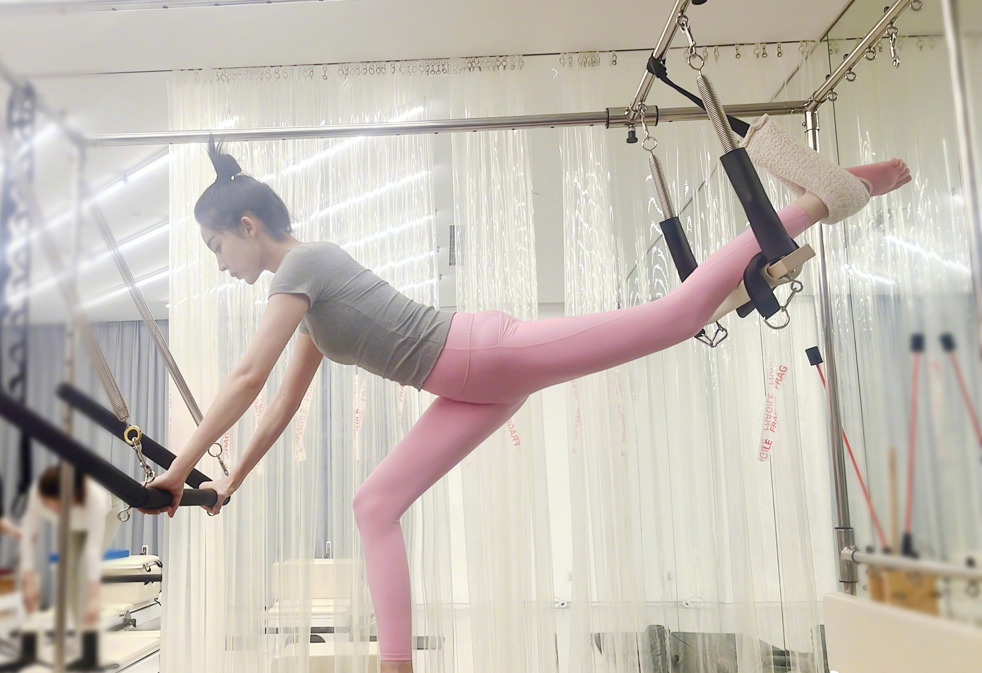 人气女星娜扎健身写真,性感苗条身材凸显