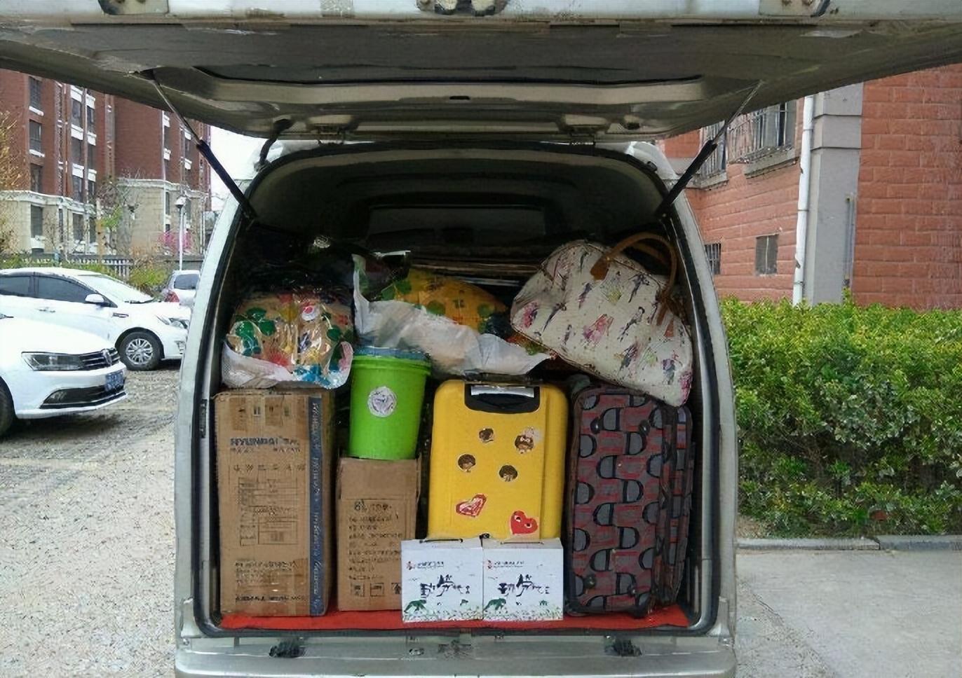 交警安抚男子情绪,仔细给他讲解惩罚的原因:"你这是载人面包车,不可以