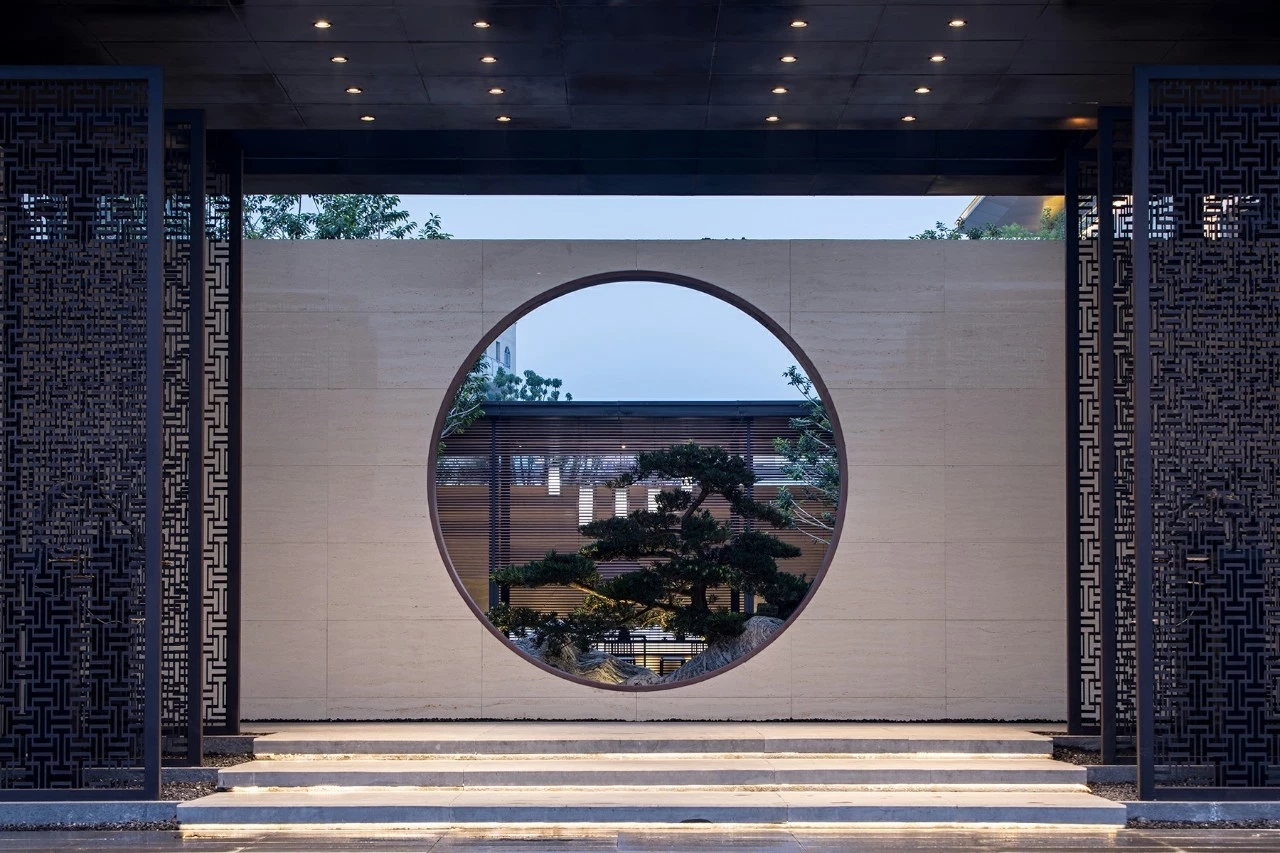 比如院子入口的景墙,主要是为了遮挡院外视线,进门对景的作用,也有