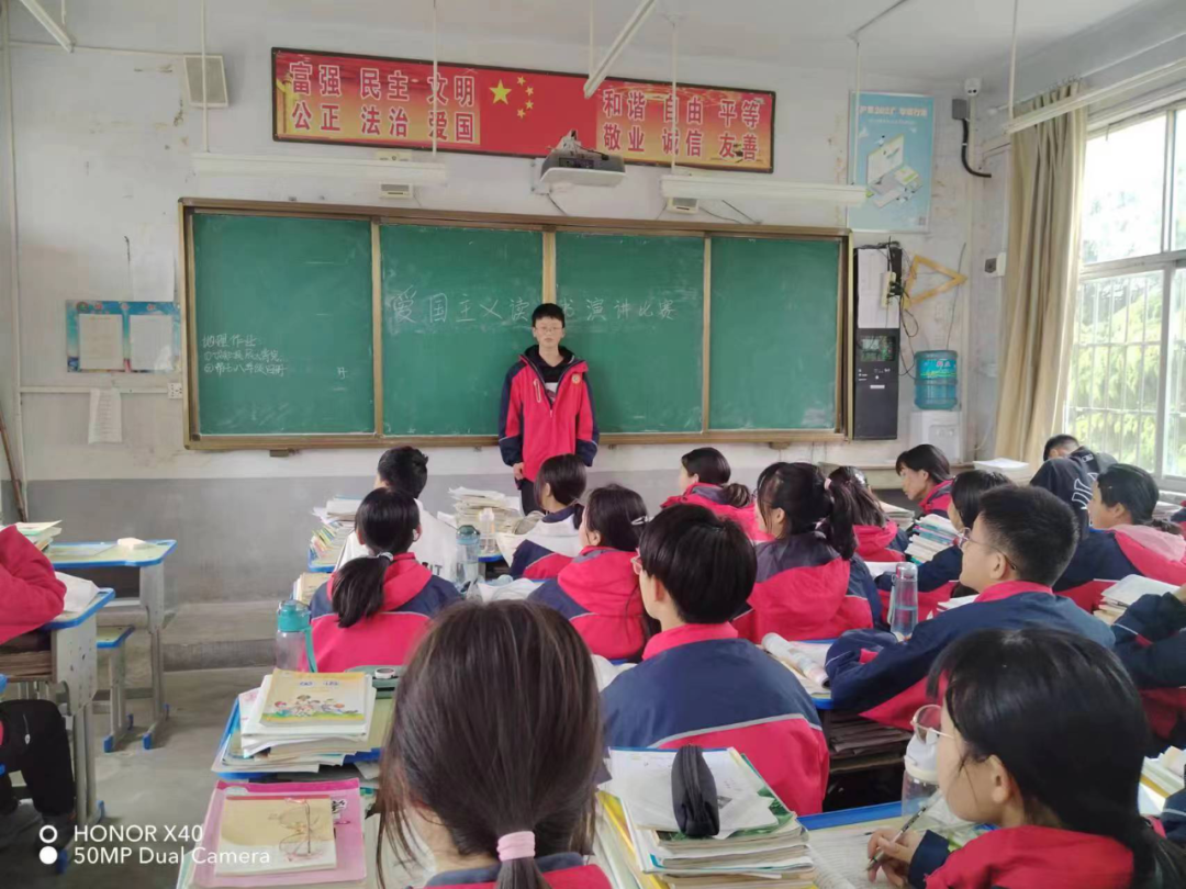 遂平石寨铺第二初级中学开展"与书为伴,做幸福读书人"主题活动