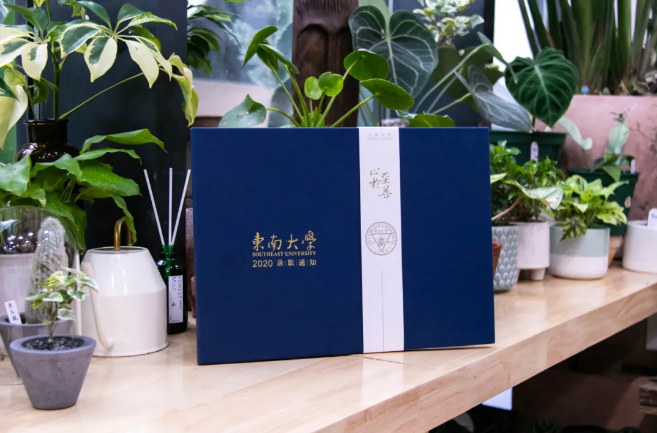 |清华大学立体二校门录取通知书上热搜，高校“盲盒”通知书也火了