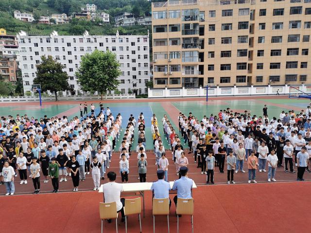 紫阳县高桥镇:加强安全教育建设平安校园