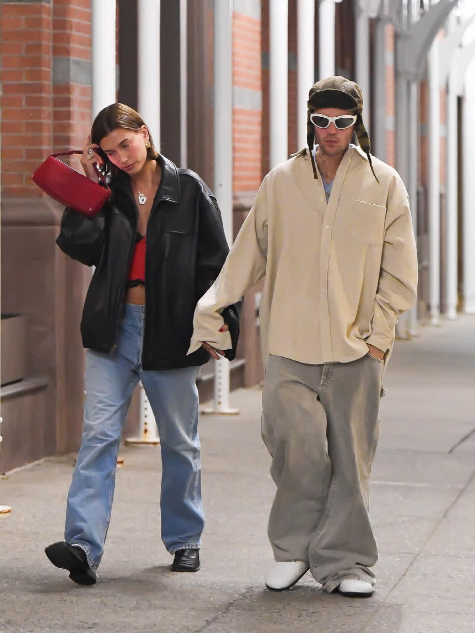 海莉·罗德·比伯机车风街拍:时尚百搭的皮衣与牛仔裤完美搭配