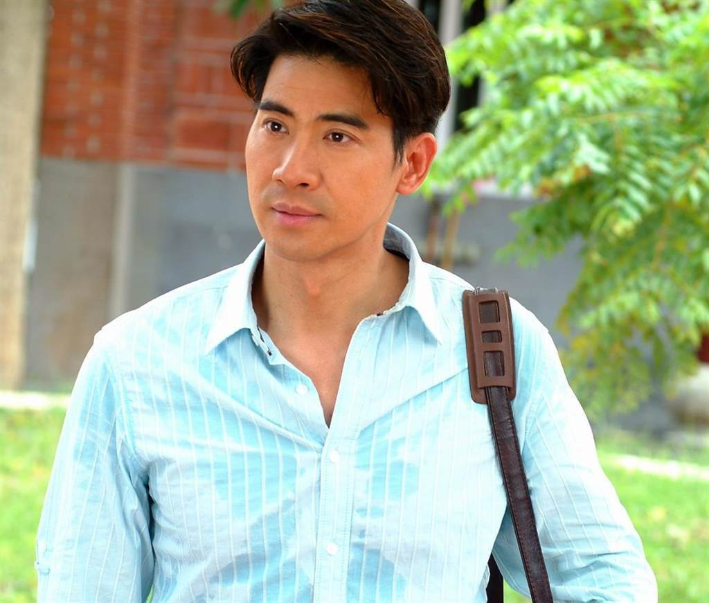 她和丈夫翁家明在《望夫崖》中相识,那时的俞小凡大方又漂亮,受到了无