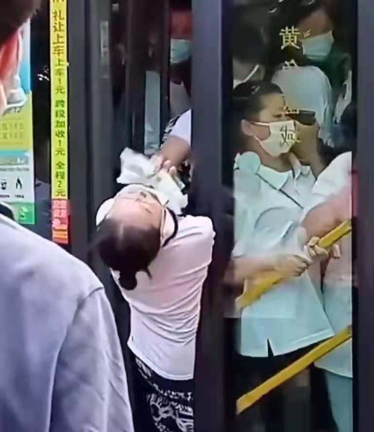 上班高峰期,两女子挤公交惨遭男子推搡:挤死了,滚下去