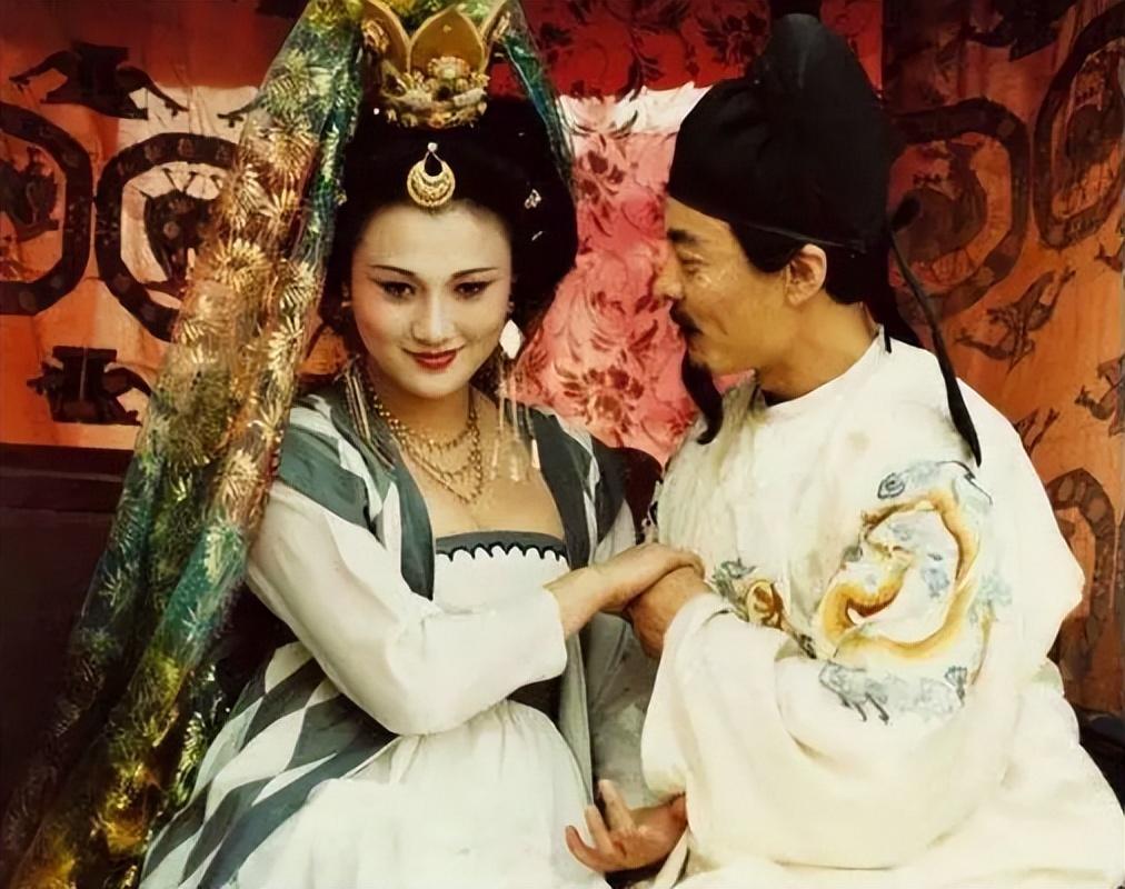 杨玉环本来是李隆基的儿子寿王李瑁的妻子,一次见面中,李隆基被杨玉环