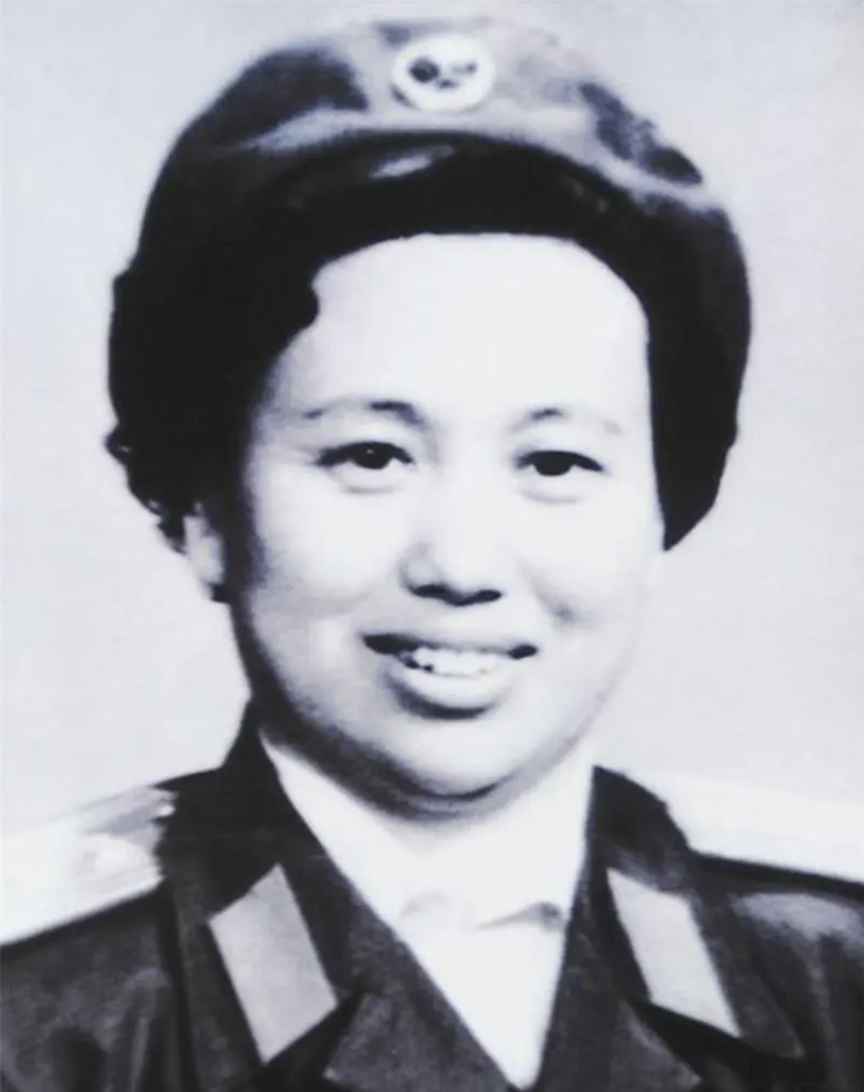 她是徐海东将军的妻子,曾担任军委办公厅秘书,子女个个成才