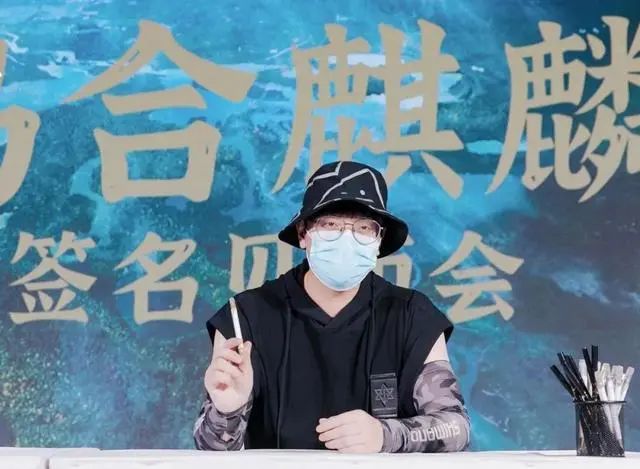 乌合麒麟凭"蒙眼画画"再上热搜!他是如何走上讽刺漫画神坛的?