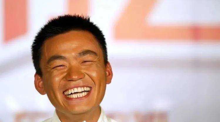 王宝强驾300万豪车回乡,一眼瞧见村口的牌坊,王宝强:赶紧拆!