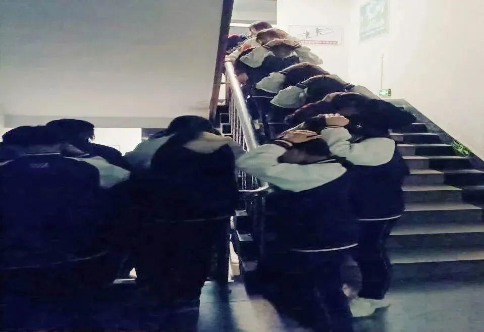 胶州市第三中学开展公寓楼夜间消防应急疏散演练