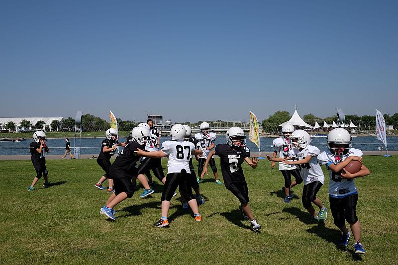 美式橄榄球教练员在日常训练中,可以引入软梯训练法