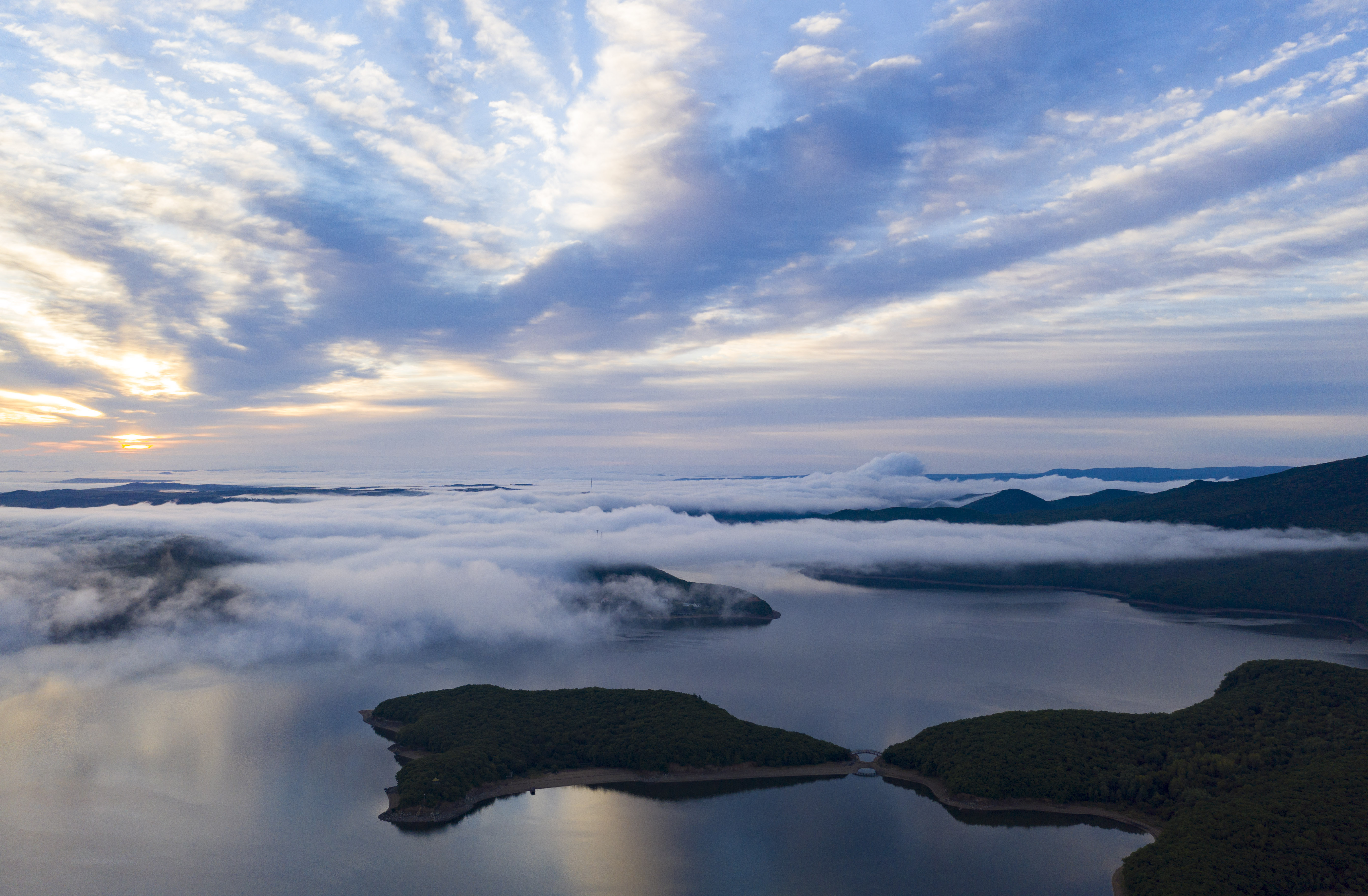 日出镜泊 云笼清波