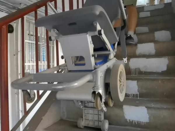 上海"悬空老人"下楼:1分钟路程要花半小时,爬楼神器好用却难预约