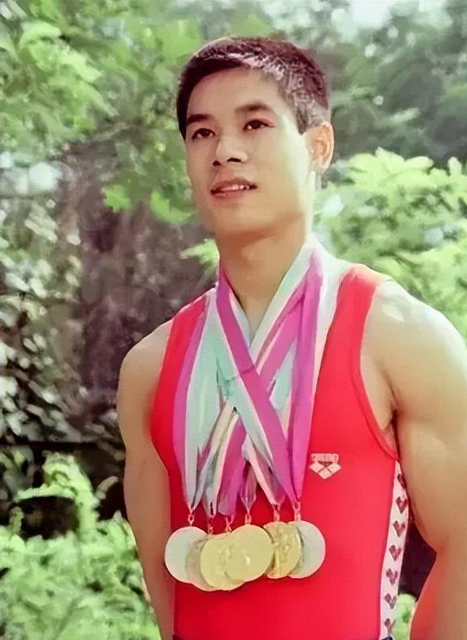 1993年,李宁和恋爱10年的师姐陈永妍结婚了,可结婚6年,陈永妍一直没能