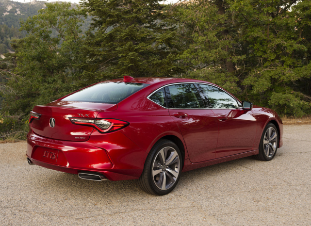 本田讴歌tlx海外亮相,动感大气,动力强大,新内饰设计很有新意