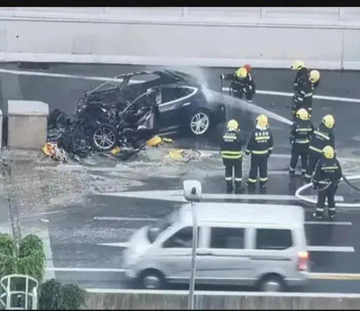 成都突发惨烈车祸,又是特斯拉出事,司机活活被烧死,内幕被曝光