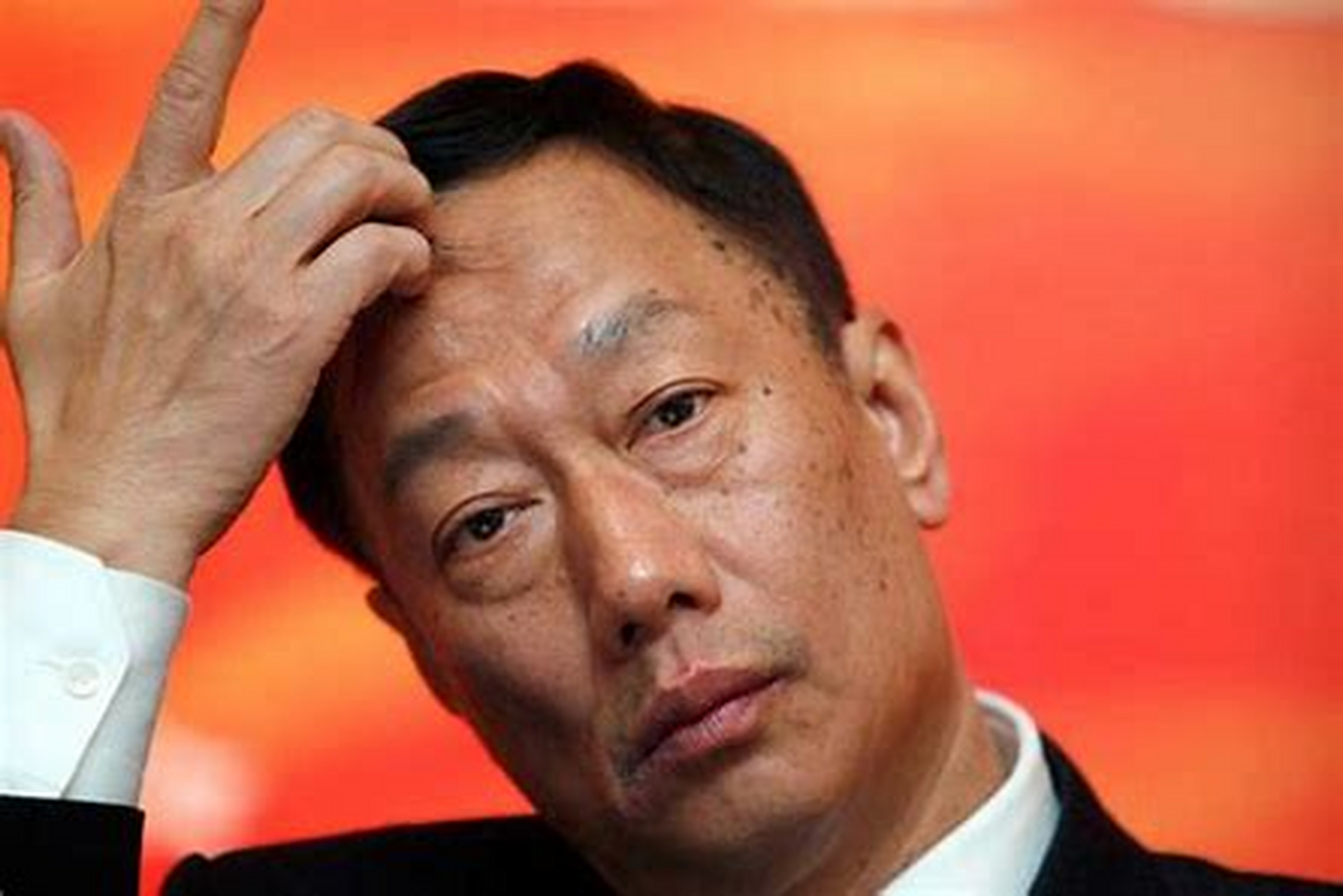 一次富士康董事长郭台铭来到深圳的工厂视察,发现一个工人正在抽烟