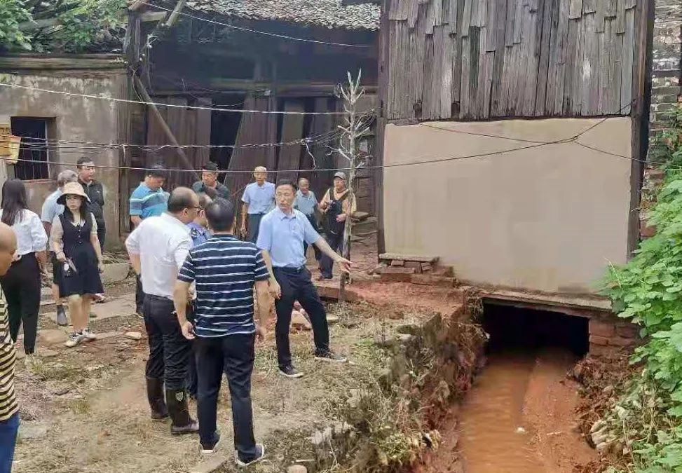 仇海泉带队调度生米镇生米老街内涝隐患
