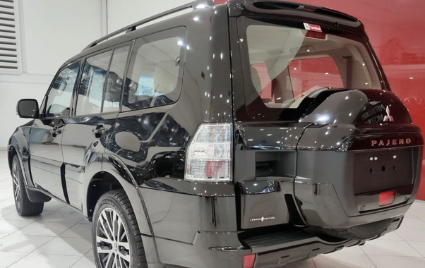 搭载3.2t柴油发动机,海外售价约47万,三菱帕杰罗传奇实车曝光