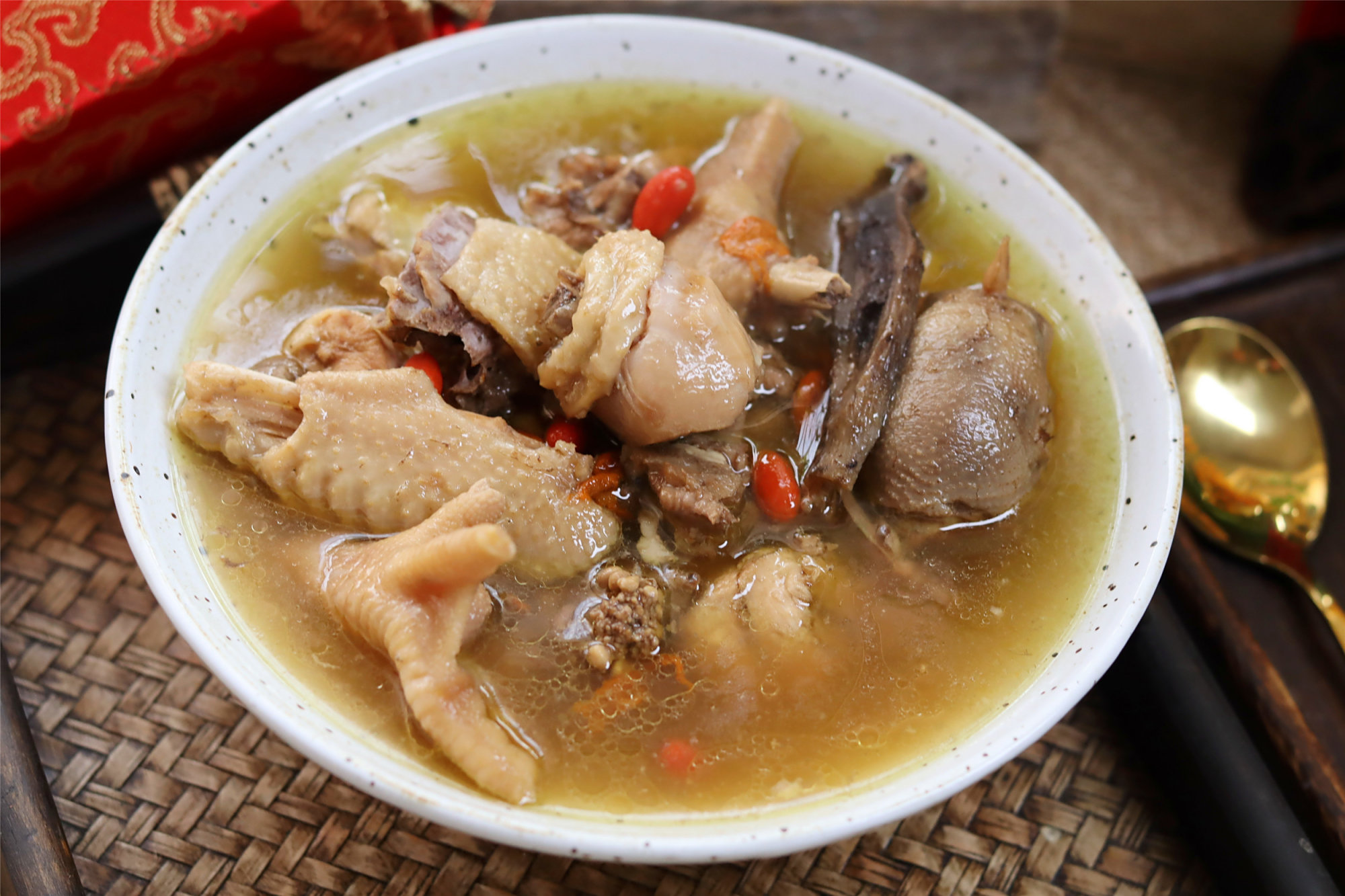 过年炖鸡肉,记住"4件宝",汤鲜甜,肉香没腥味,炖土鸡更适合