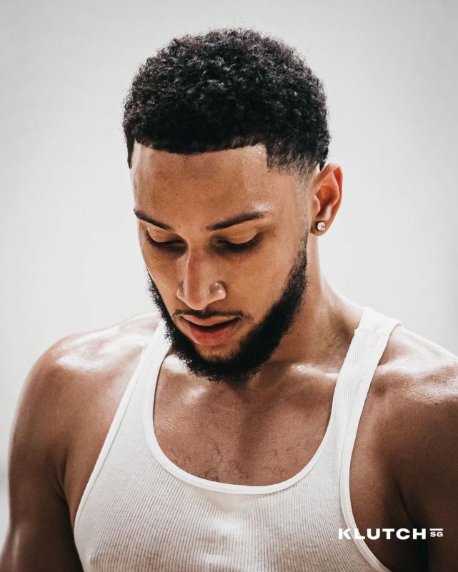 愚公移山!西蒙斯在球馆苦练直接赤膊上阵,后背肌肉拱起如小山