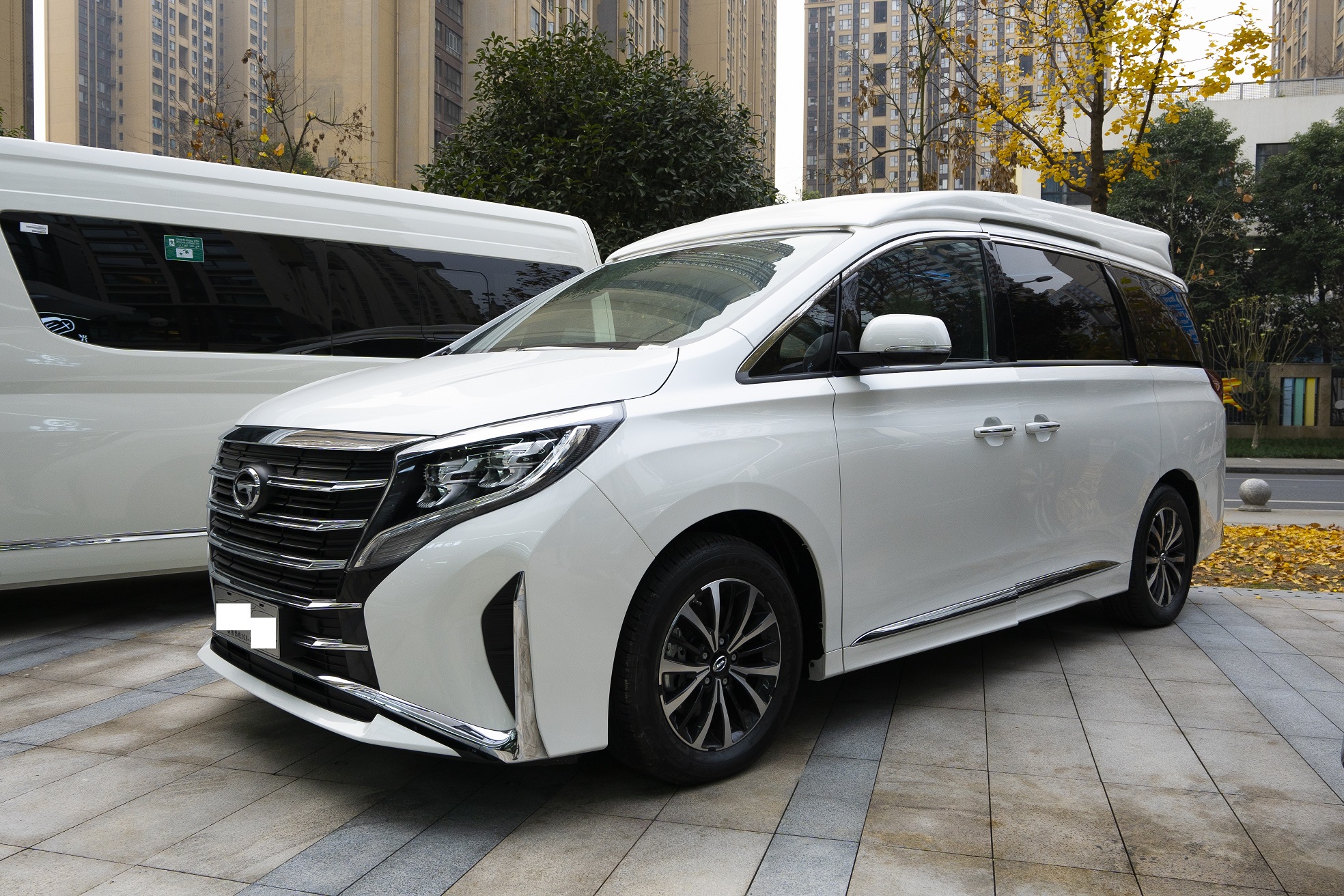 30多万区间宜商宜家高顶定制版商务车新标杆传祺m8极光之夜