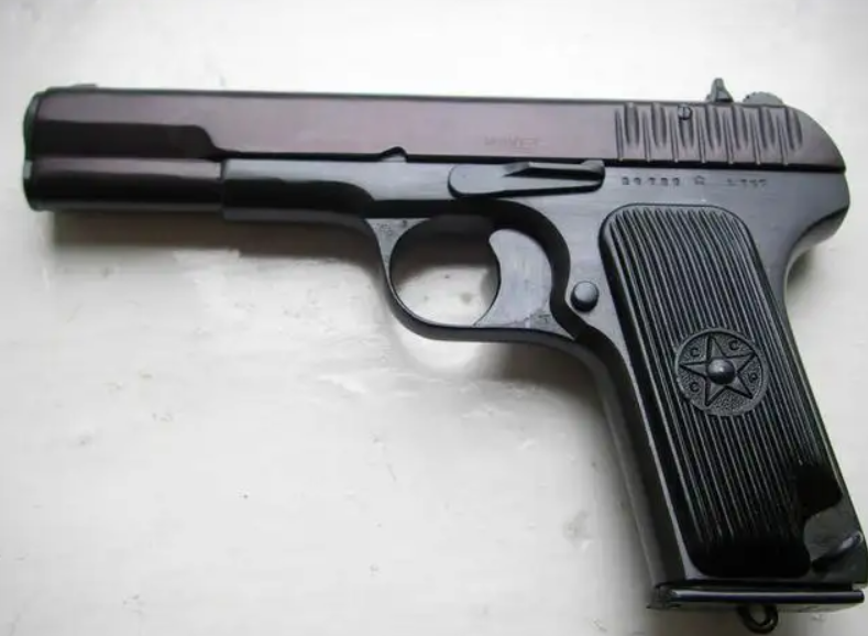 报案,报案人说:"有一个50来岁,穿着警察制服的人倒在血泊中昏迷不醒