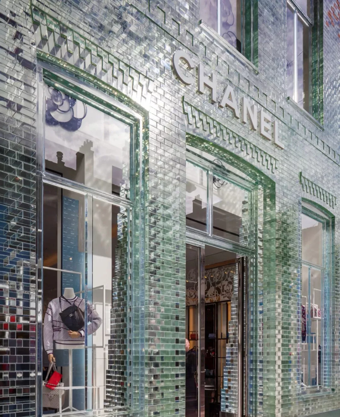 比较经典的建筑就是荷兰阿姆斯特丹的一家香奈儿店了,店面用玻璃砖