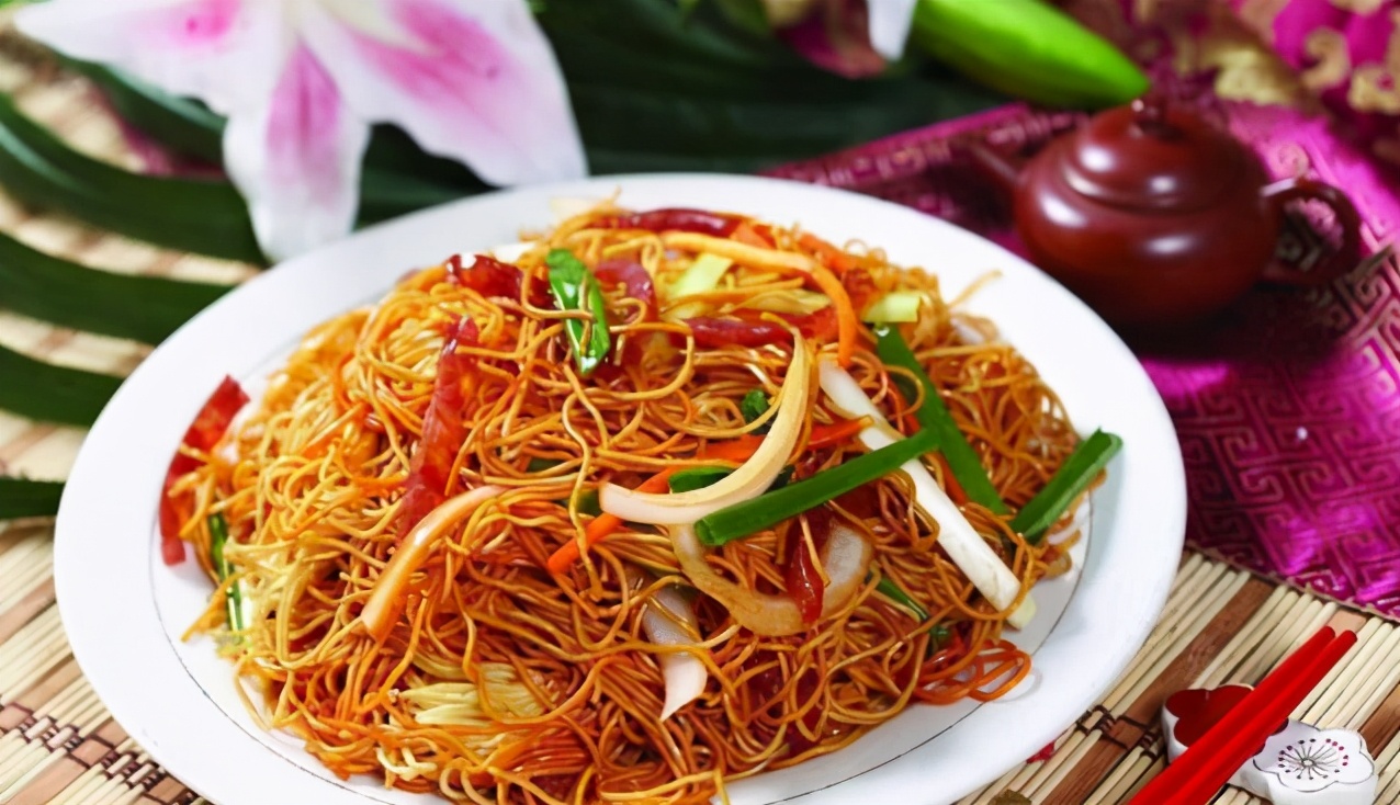 在河南快消失的炒面条,生面条直接上锅炒,很多人都不会这种炒法