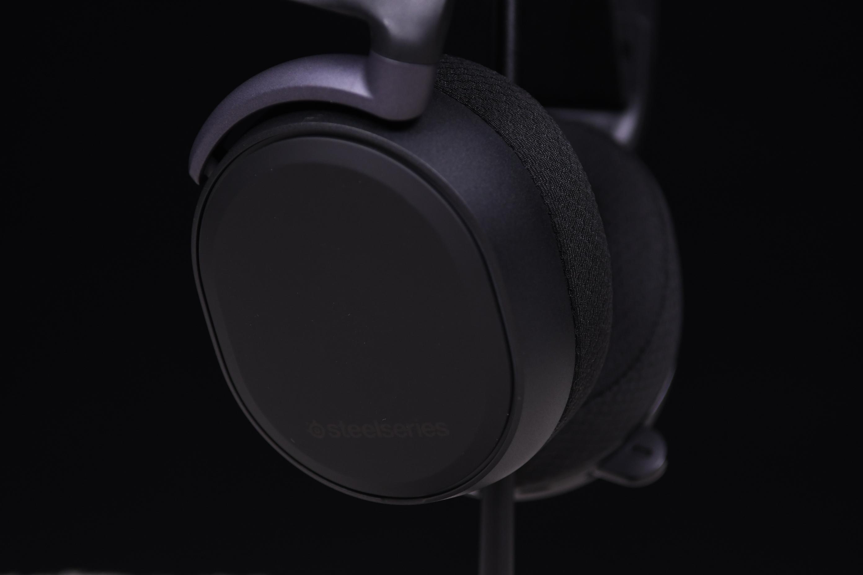 赛睿的前世今生都印在了arctis寒冰pro wireless这款耳机上