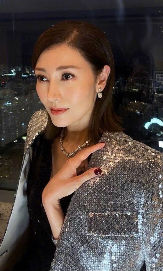 51岁李嘉欣晒美照,戴钻石首饰贵气十足,与老公同框似两代人