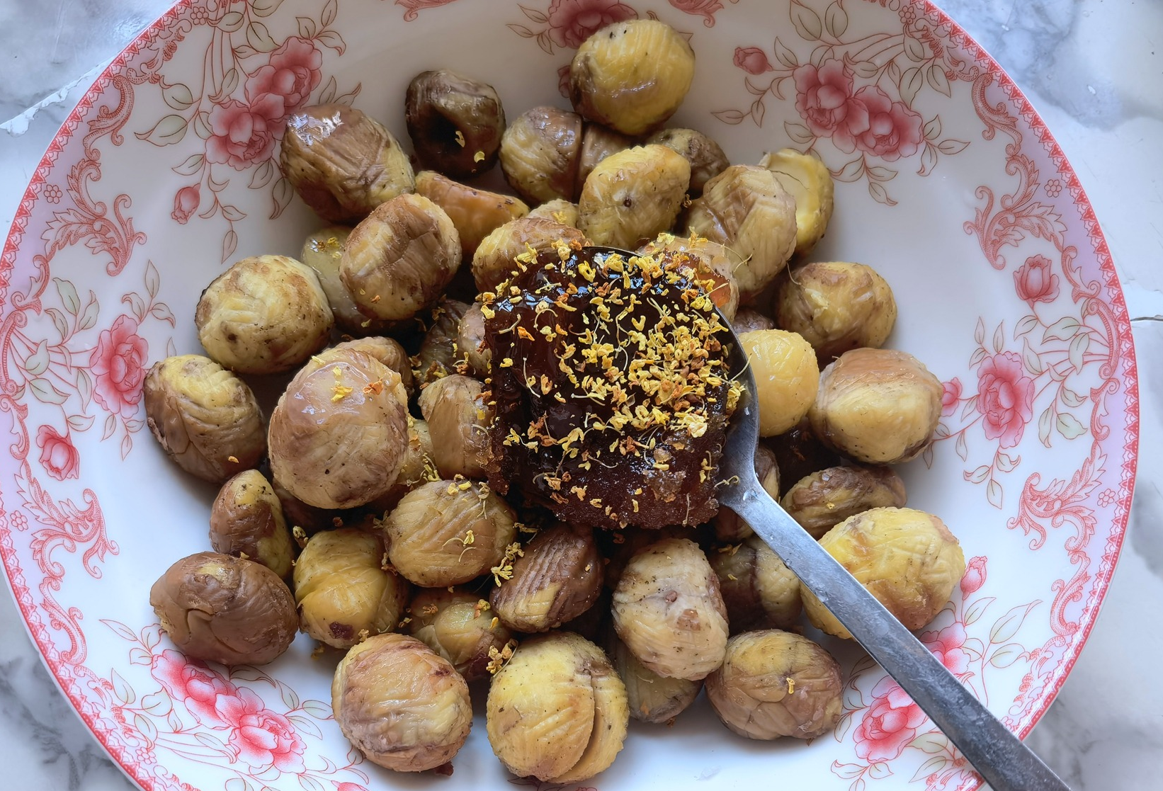 昆明最有名小吃一条街,这个栗子桂花糕真美味,强身壮骨好处多!